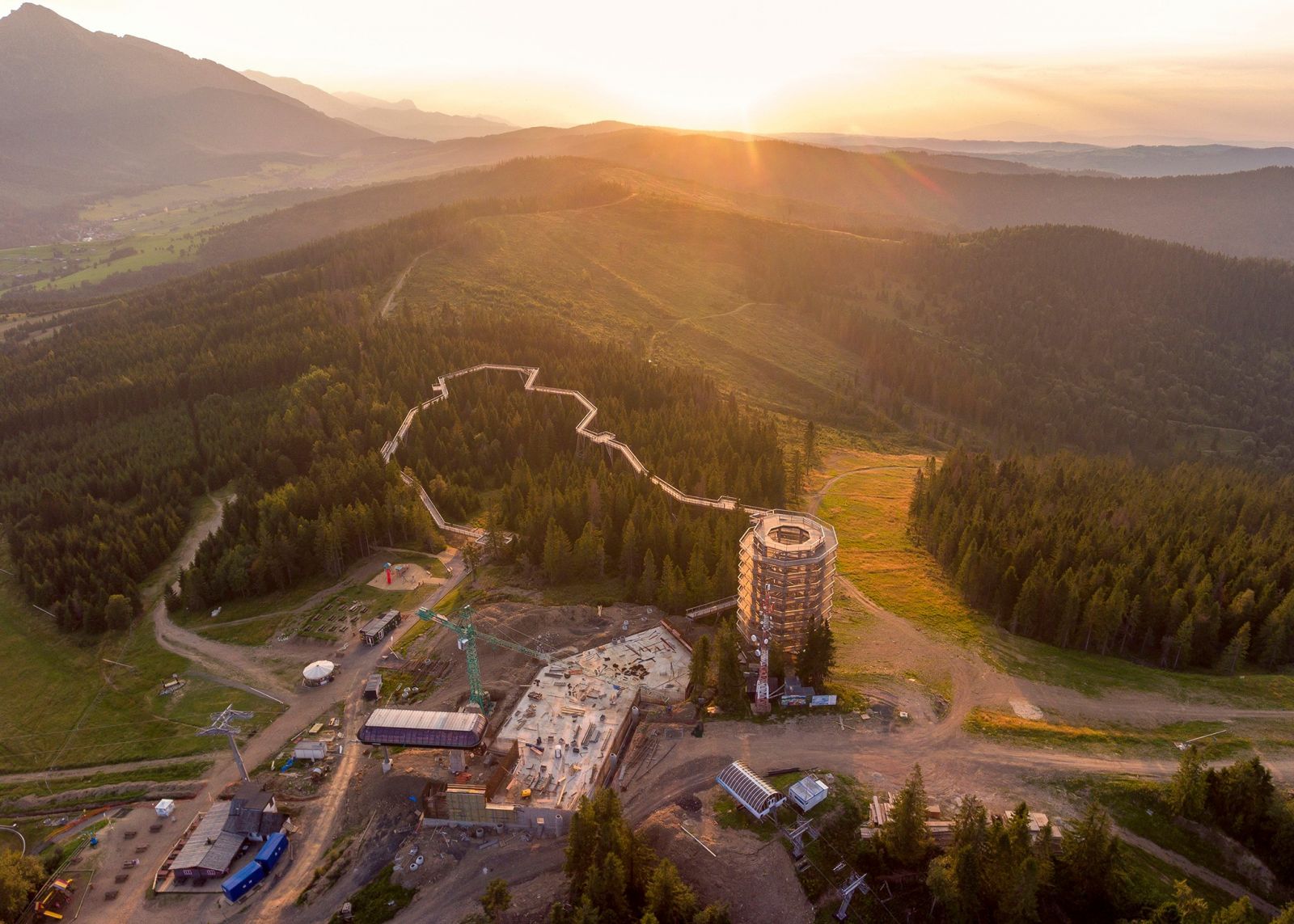 Foto: Pri Chodníku korunami stromov vzniká nová reštaurácia. Reštaurácia ukrytá vo svahu.