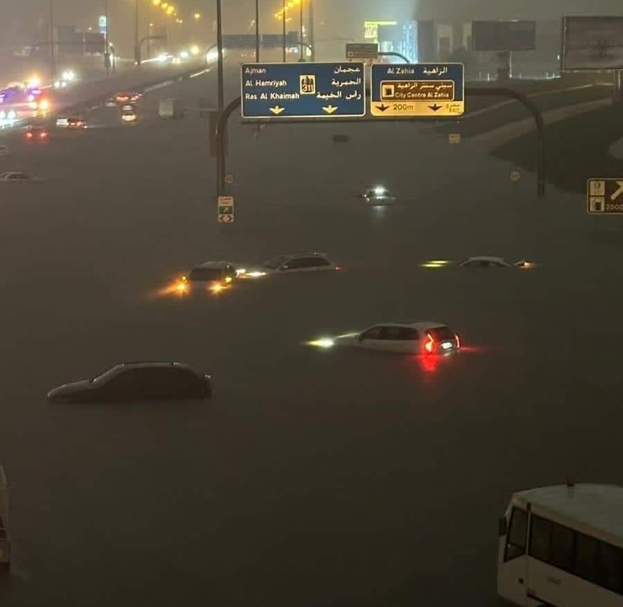 Silné búrky v SAE: V Dubaji voda zaplavila ulice aj rušné letisko (video)