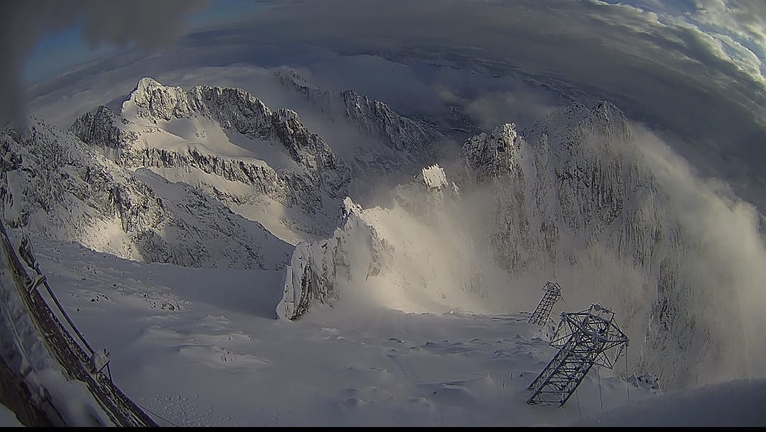 Lyže neodkladajte: V Lomnickom sedle napadlo 20 cm snehu