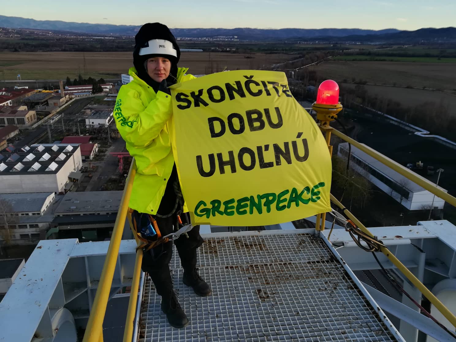 Aktivisti Greenpeace protestujú v Novákoch proti ťažbe uhlia