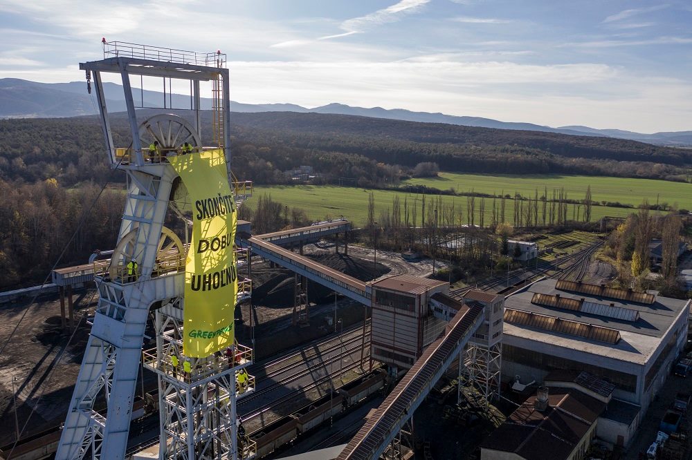 Aktivisti Greenpeace protestujú v Novákoch proti ťažbe uhlia