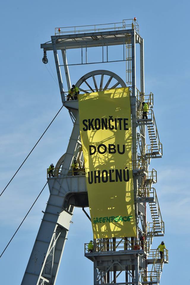 Aktivisti Greenpeace protestujú v Novákoch proti ťažbe uhlia