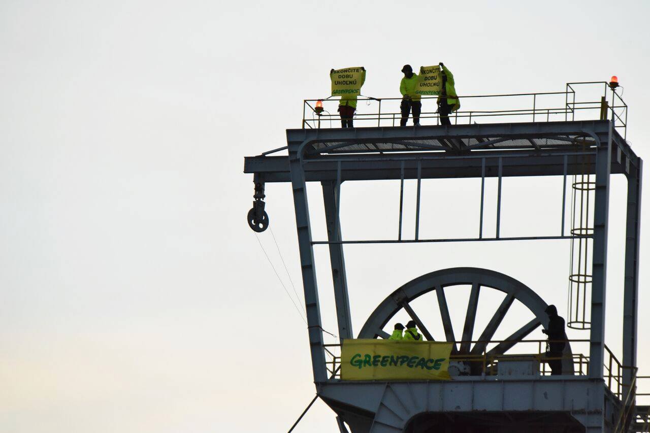 Aktivisti Greenpeace protestujú v Novákoch proti ťažbe uhlia