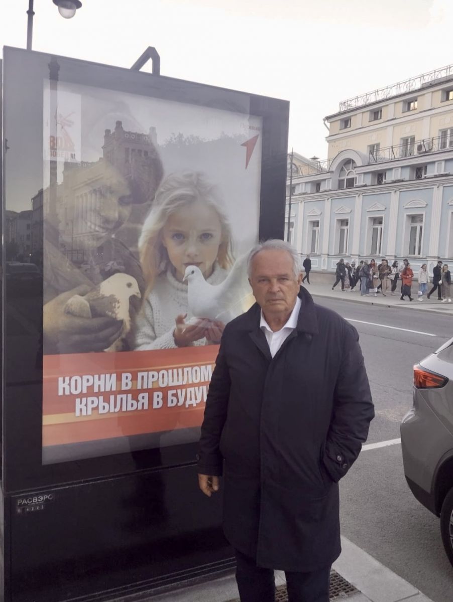 Poslanec Miroslav Radačovský sa pochválil, že sa zúčastnil vojenskej prehliadky v Moskve na Červenom námestí