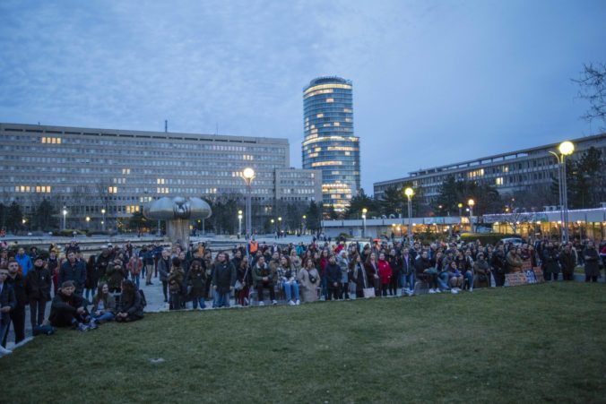 Atmosféra počas zhromaždenia s názvom Pre lepšiu krajinu