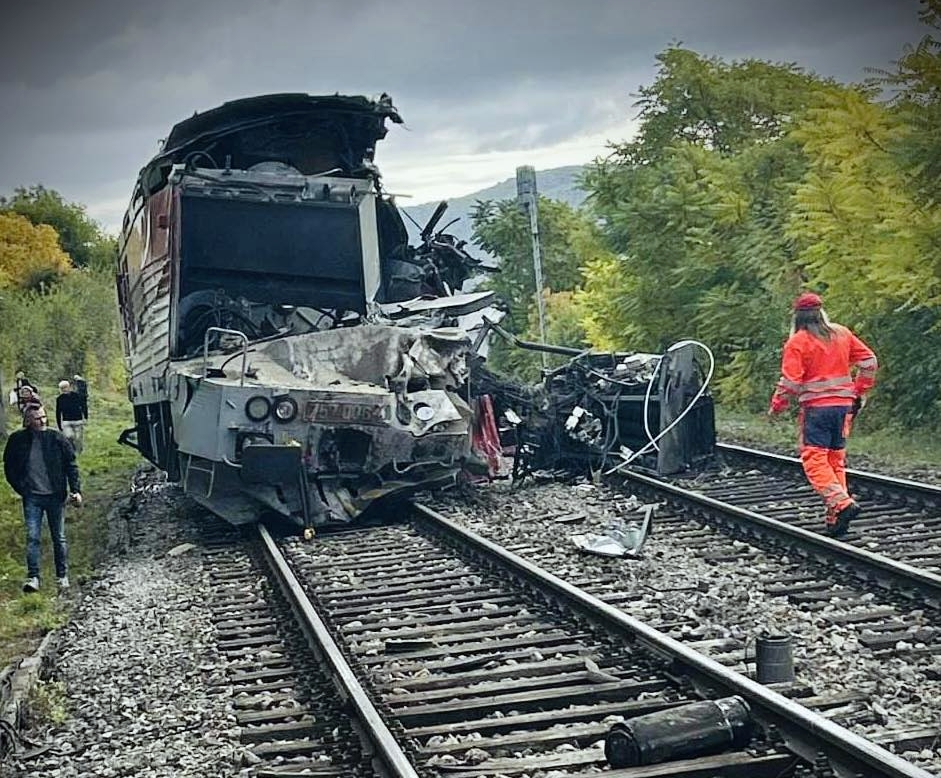 Foto: Pred tunelom pri obci Jablonov nad Turňou (okres Rožňava) došlo aktuálne k zrážke dvoch oproti idúcich rýchlikov