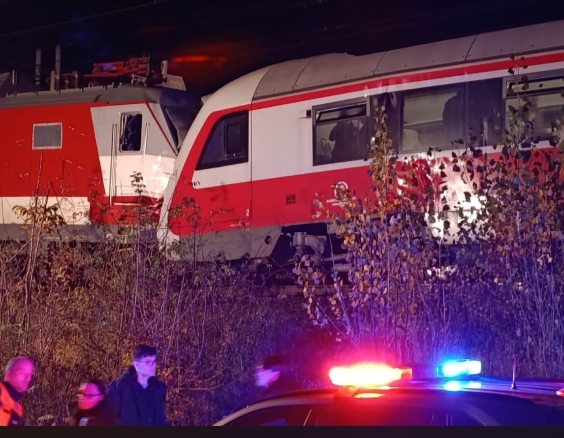 ZRÁŽKA VLAKOV MEDZI BRATISLAVOU A PEZINKOM: Desiatky zranených, jeden z vlakov prešiel podľa šéfa ŽSR na červenú