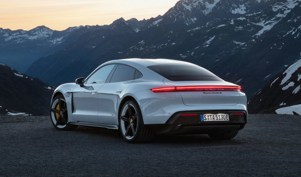 Video: Záujem o elektromobil Porsche Taycan je obrovský, prekonal aj predaj vlajkového modelu