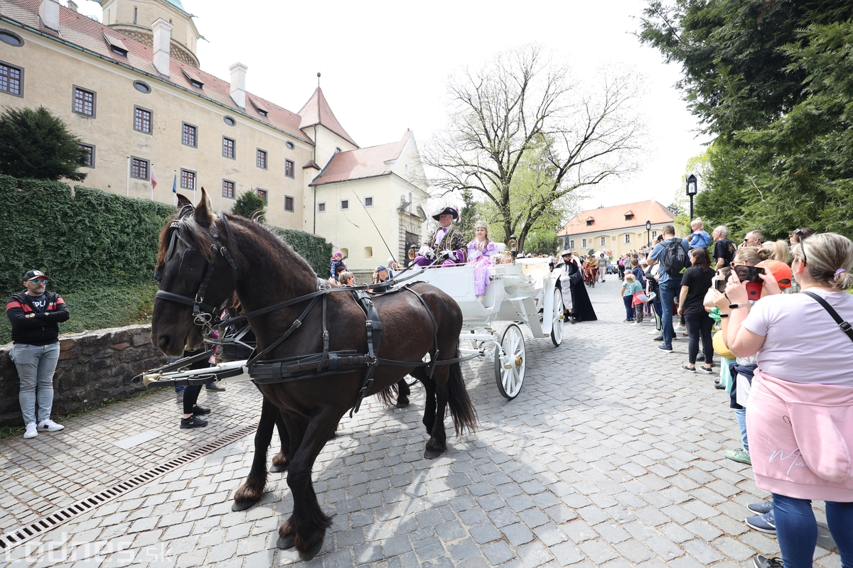 Bojnice: Letnú sezónu hornej Nitry otvoril sprievod postáv z rozprávok a filmov (video) 