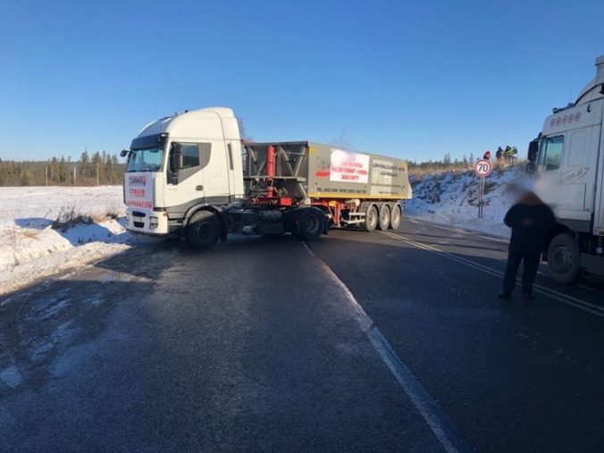 Kamióny blokujú hranice a niektoré cesty na Slovensku, polícia uzavrela aj tunel na diaľnici D3