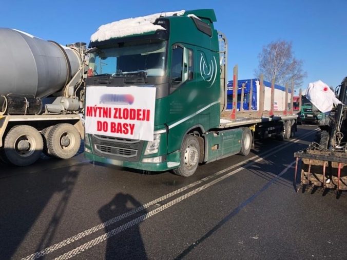 Kamióny blokujú priechod Trstená - Chyžné a ďalšie cesty, doprava v Ružomberku kolabuje (foto)