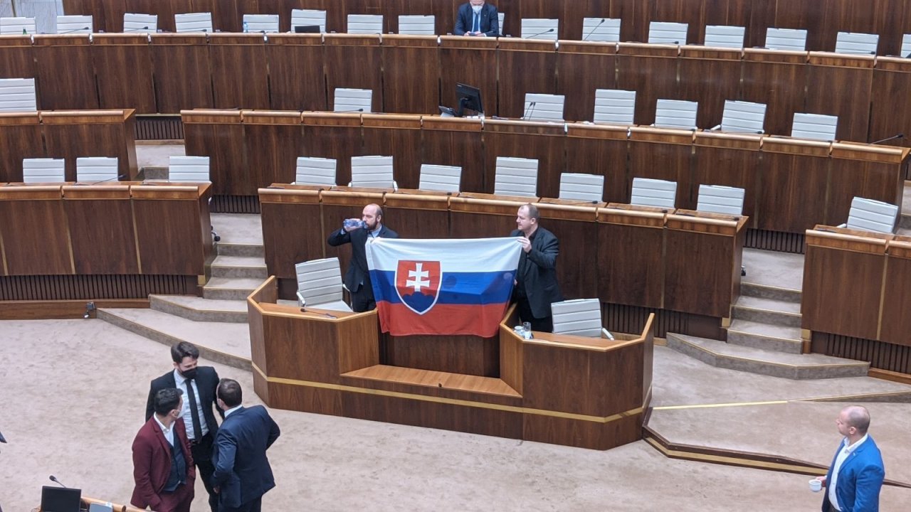 VIDEO: V parlamente kotlebovci pri rokovaní o obrannej zmluve vykrikujú, pískajú a blokujú rečnícky pult