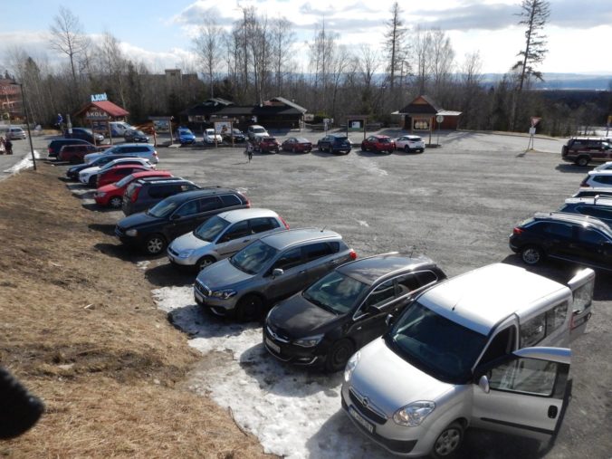 Parkoviská v Tatrách boli zaplnené autami z celého Slovenska a Česka, záchranári hovoria o ohrození