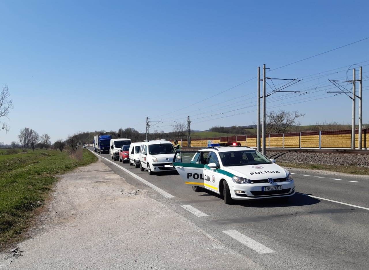 Video: Pre policajné kontroly kolabuje zásobovanie. Podľa premiéra sa vymkli z rúk