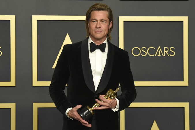 Brad Pitt získal Oscara v kategórii Mužský herecký výkon vo vedľajšej úlohe. Los Angeles (Dolby Theatre), 9. február 2020.Foto: Jordan Strauss/Invision/AP.