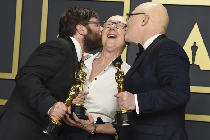 Jeff Reichert, Julia Reichert a Steven Bognar získali Oscara v kategórii Najlepší dokumentárny film. Los Angeles (Dolby Theatre), 9. február 2020.Foto: Jordan Strauss/Invision/AP.