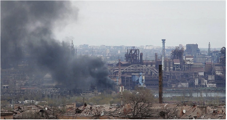 Z obliehaného Azovstaľu evakuovali viac ako 260 ukrajinských vojakov
