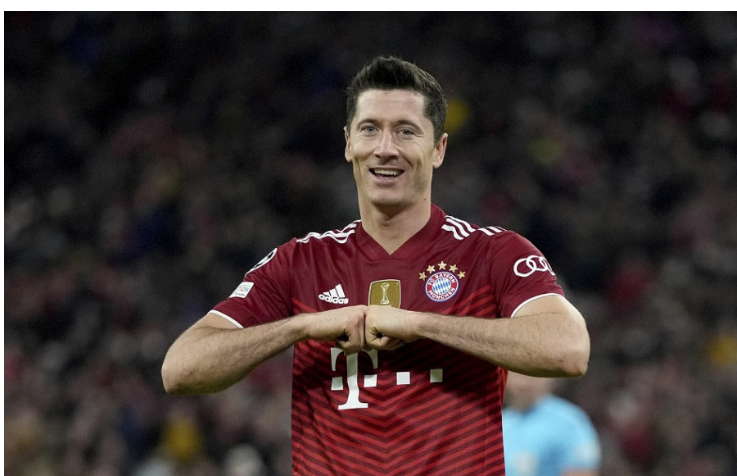 Lewandowski strelil rekordný 43. gól v jednom kalendárnom roku