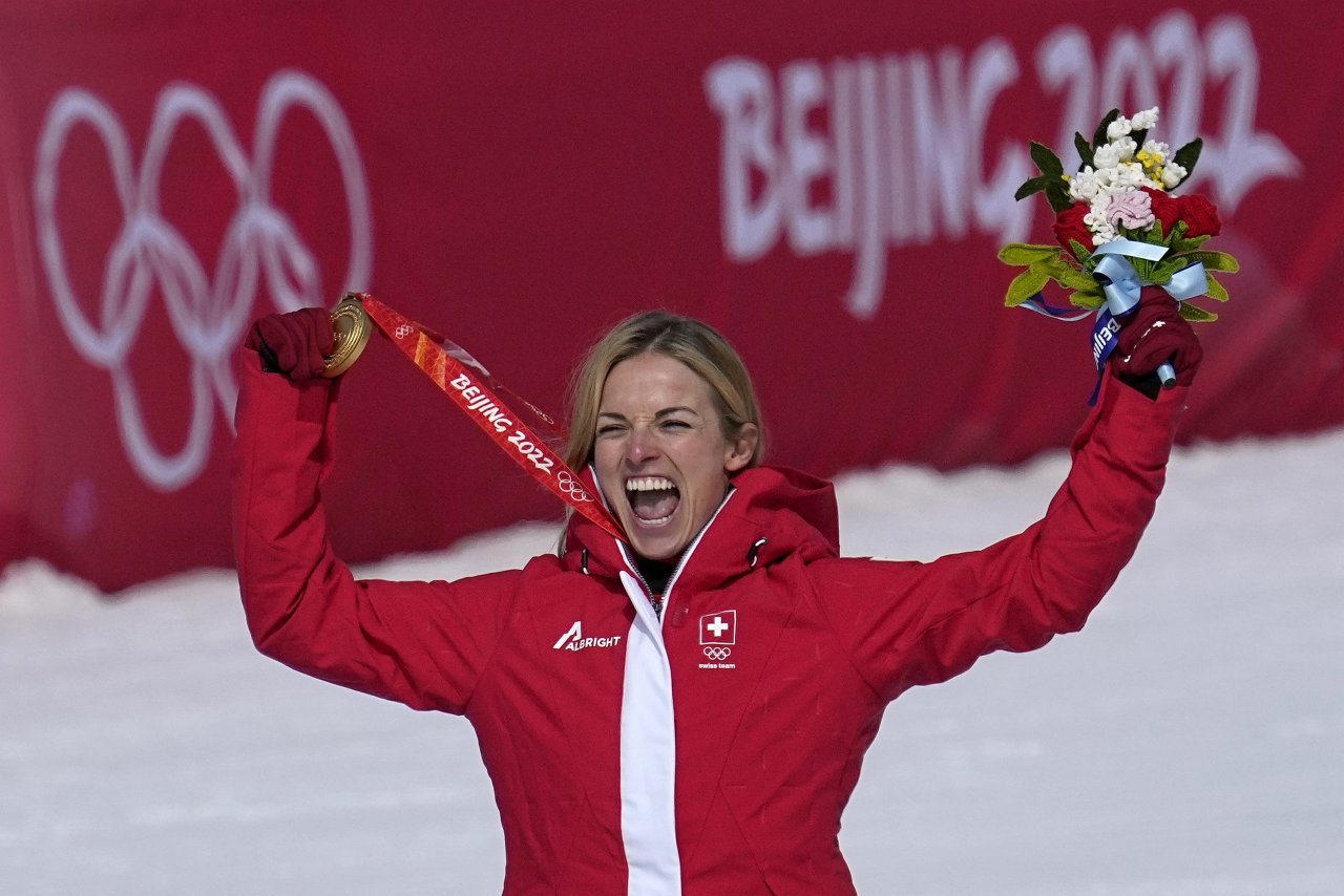 ZOH 2022 Peking: Švajčiarska lyžiarka Lara Gutová-Behramiová získala zlatú medailu v super-G.