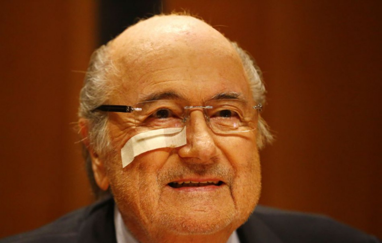 Blatter leží v nemocnici, jeho stav je vážny