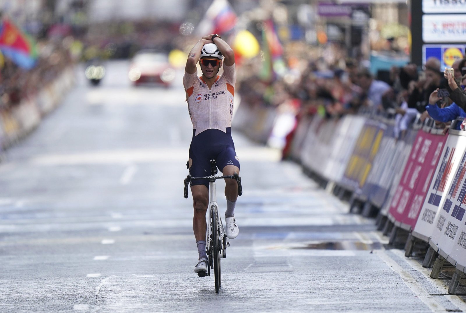 Holandský cyklista Mathieu van der Poel získal titul majstra sveta. Peter Sagan ani Matúš Štoček preteky nedokončili.