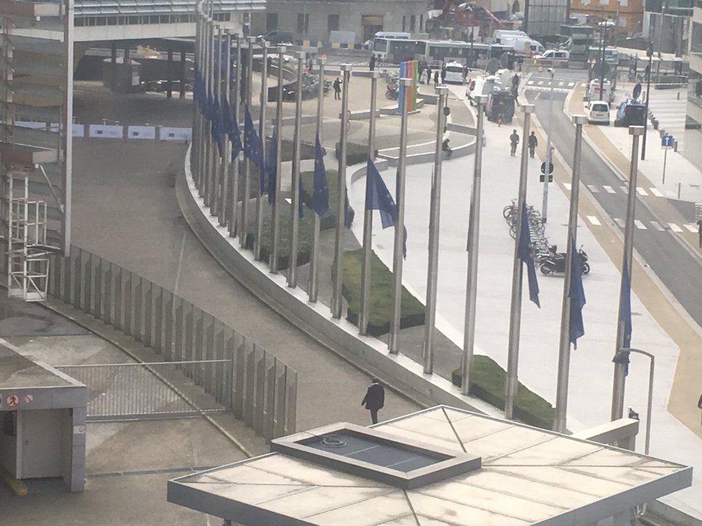 Pred budovou Európskej komisie stiahli vlajky na pol žrde.