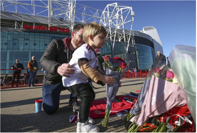 Sir Bobby Charlton umrel na následky pádu