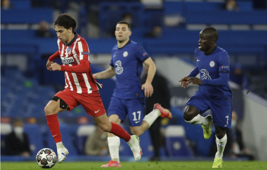 Hráč Atletico Madrid Joao Felix(vľavo) uteká s loptou okolo N'Gola Kanteho (vpravo) a Matea Kovačiča (uprostred) obaja z Chelsea v zápase osemfinále Ligy majstrov Chelsea Londýn - Atletico Madrid v Londýne 17. marca 2021. Foto: TASR/AP