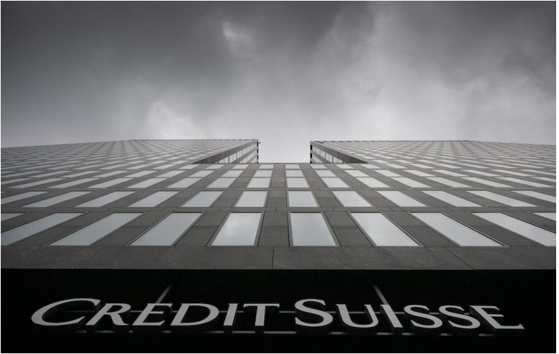 Akcie, euro aj ceny ropy klesajú po páde akcií Credit Suisse