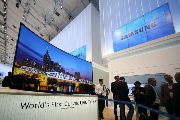 Samsung Electronics predstavil prvý zakrivený UHD televízor 