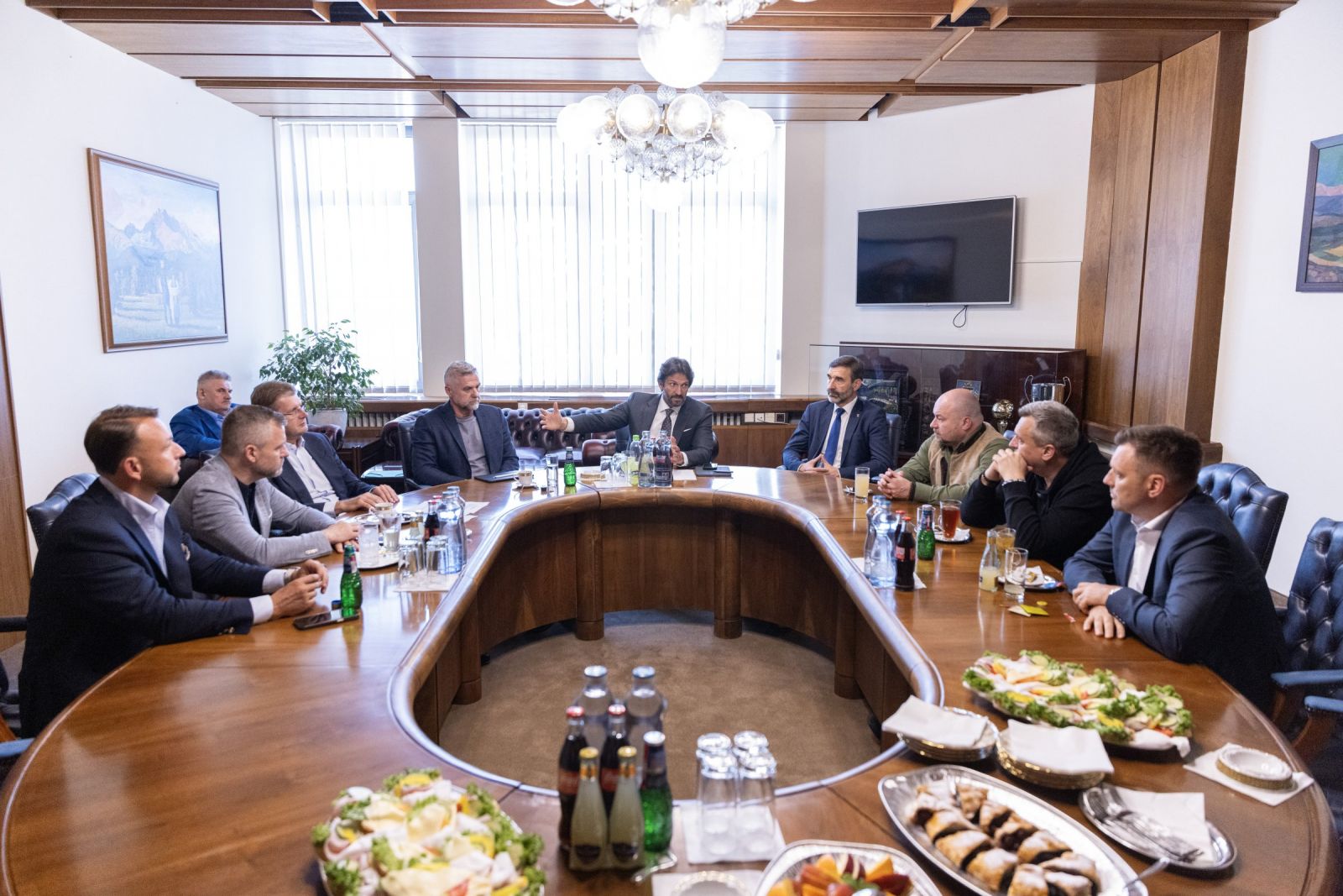 Koaličné strany sa zhodli, že „vláda musí naďalej plniť programové vyhlásenie vlády v tempe, ktoré nastavil Robert Fico“.