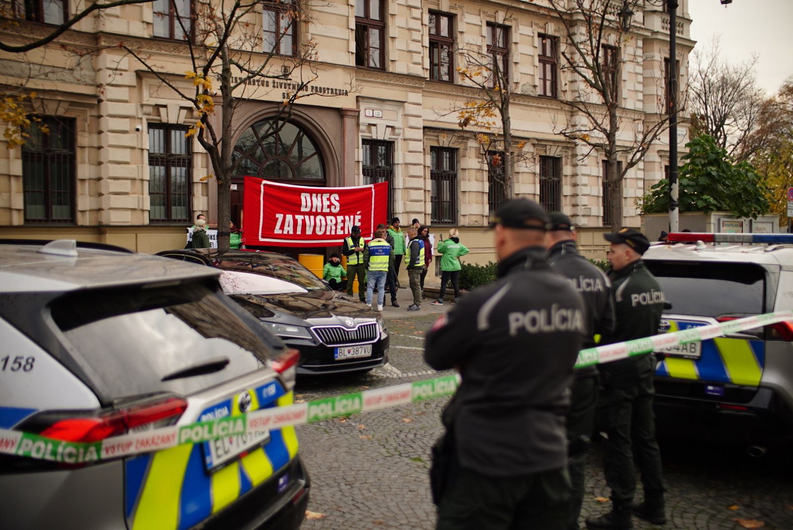 Matúš Šutaj Eštok označil blokádu ministerstva životného prostredia za „čistú aroganciu“ a bezohľadnosť voči obyčajným ľuďom, ktorí si len plnia povinnosti