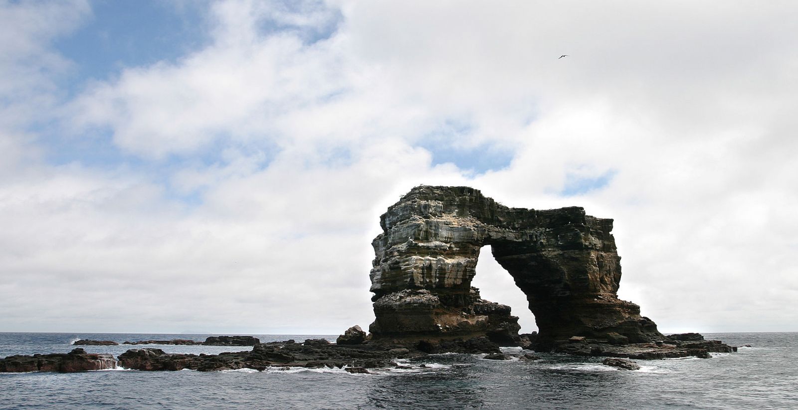 Video: Slávny skalný útvar v oblasti súostrovia Galapágy, známy ako Darwinov oblúk, sa zrútil