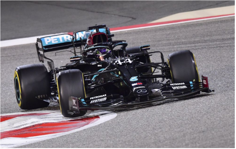 F1: Hamilton, ktorý štartoval z 10. miesta zvíťazil na VC Brazílie