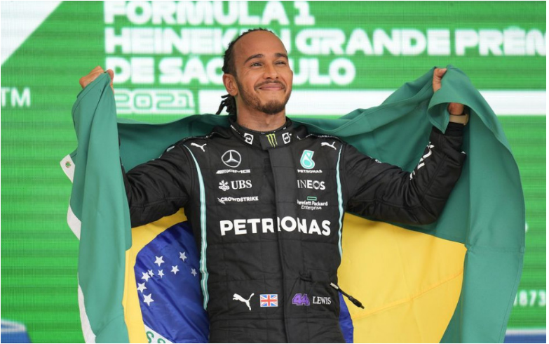 F1: Hamilton dostal pokutu 5000 eur,pri oslave si odopol bezpečnostné pásy