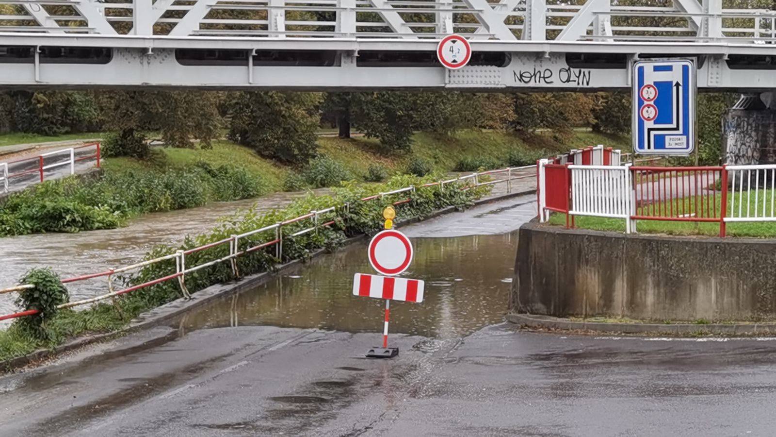 Ak sú povodne či záplavy pravidelné, poisťovňa nemusí klientov poistiť