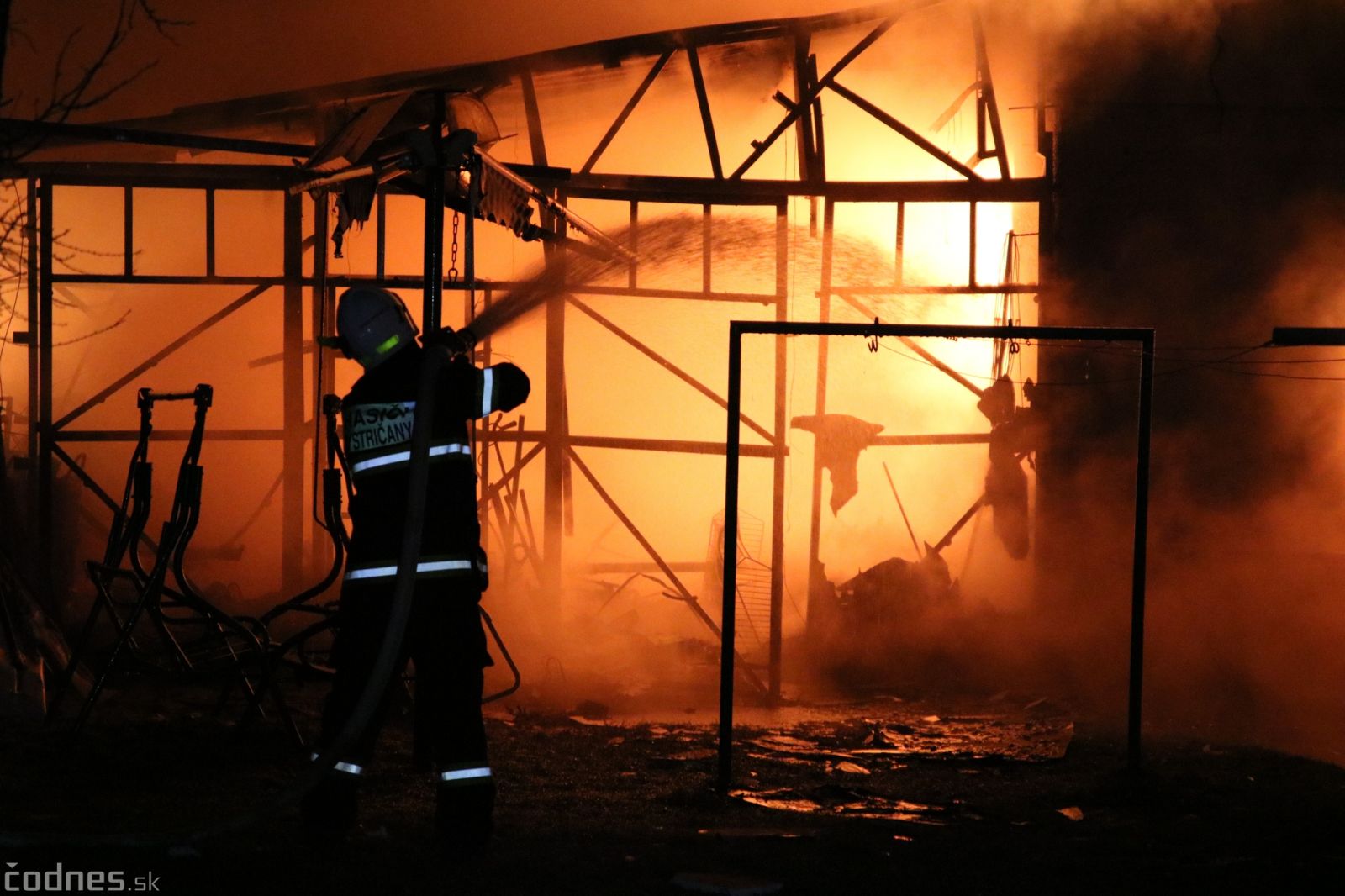 Pri požiari garáže v Prievidzi sa zranil jeden človek