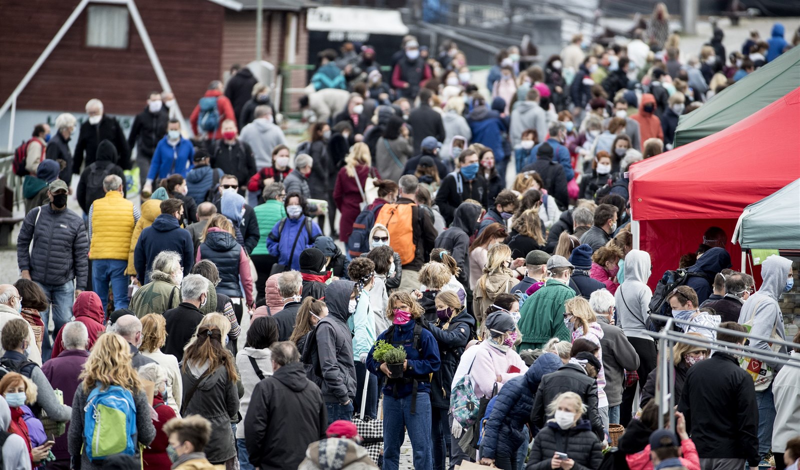 16:40 Po zmiernení protikrízových opatrení vyrazili Pražáci do ulíc. Portál iDnes.cz zverejnil fotografiu z dnešných farmárskych trhov na náplavke pri moste Palackého.