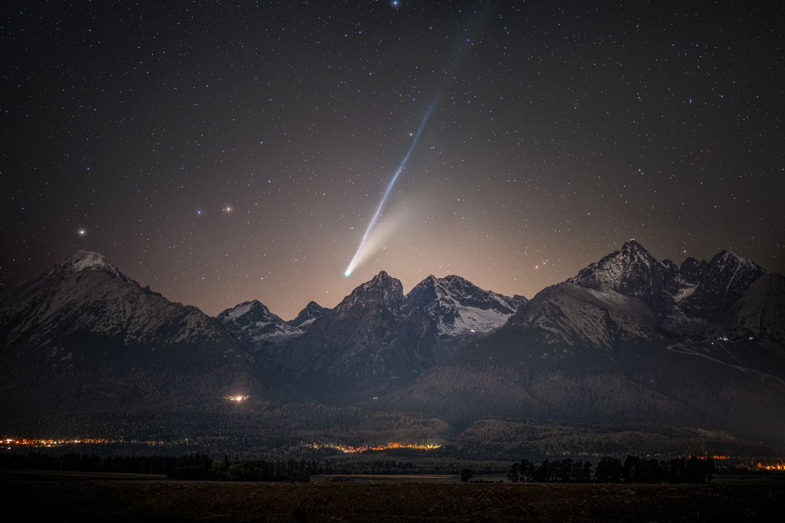 NASA ako snímku dňa zverejnila fotografiu kométy Lemmon nad Vysokými Tatrami