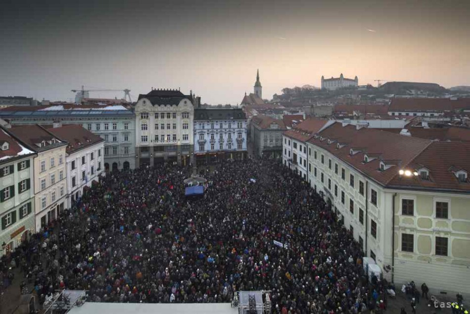 Na snímke pohľad na zaplnené Hlavné námestie počas spomienkovej hudobnej akcie Koncert pre Jána a Martinu 4. marca 2018 v Bratislave. Foto: TASR/Pavel Neubauer