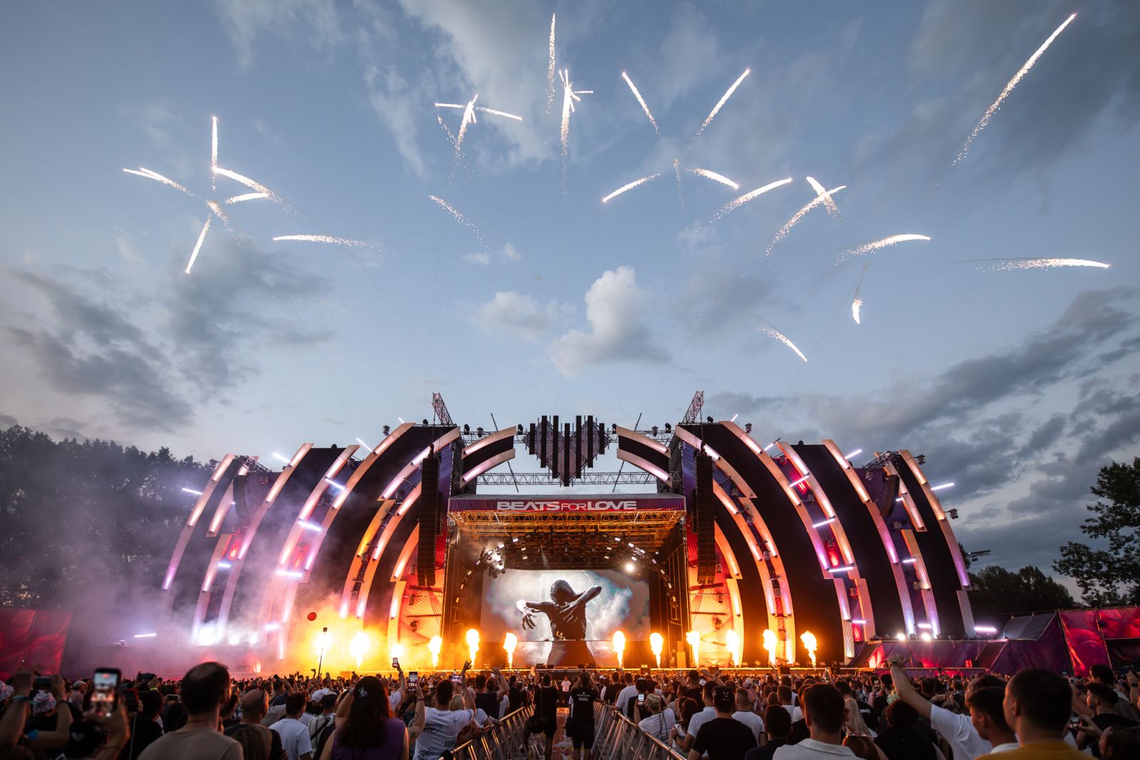 Po daždivom rozbehu si druhý festivalový deň Beats for Love akoby objednal úplne iný scenár.