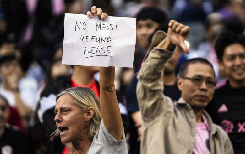 Messi v Hongkongu nenastúpil, fanúšikovia ho vybučali