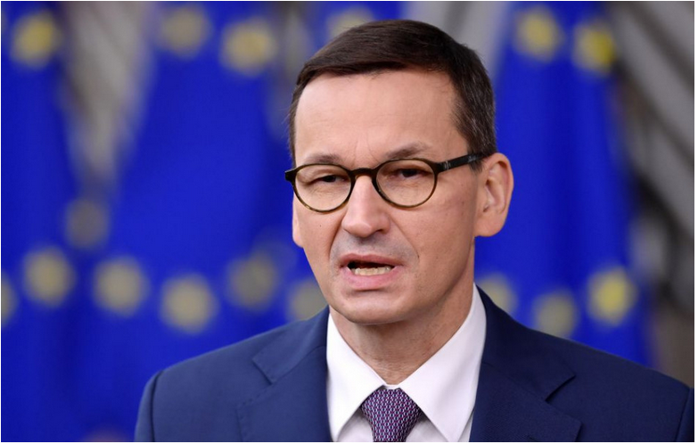 Morawiecki Macronovi za telefonovanie Putinovi: Volal by aj Hitlerovi?