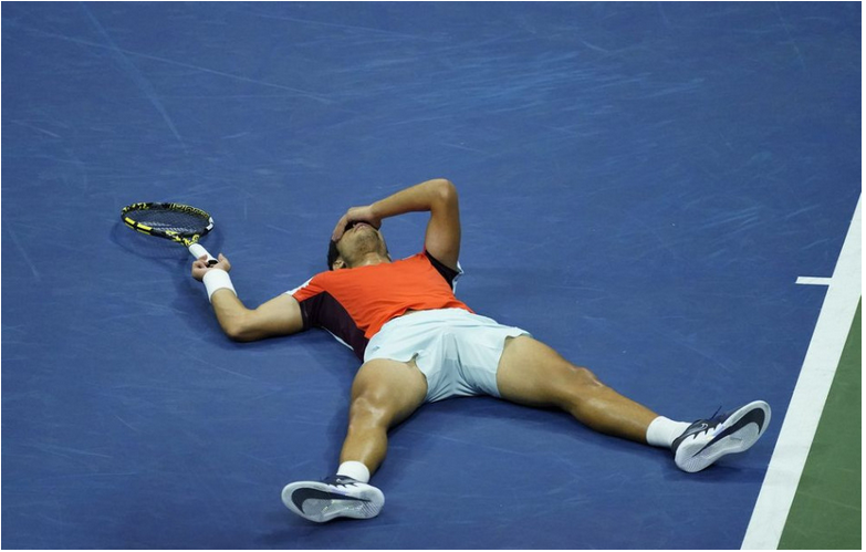 US Open: Alcaraz zdolal v päťsetovej dráme Sinnera a je v semifinále