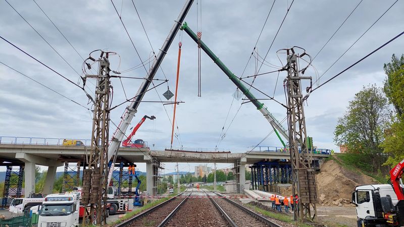 V Poprade sa poškodil most ponad železničnú trať, Prerušili dopravu po Spišskú Novú Ves