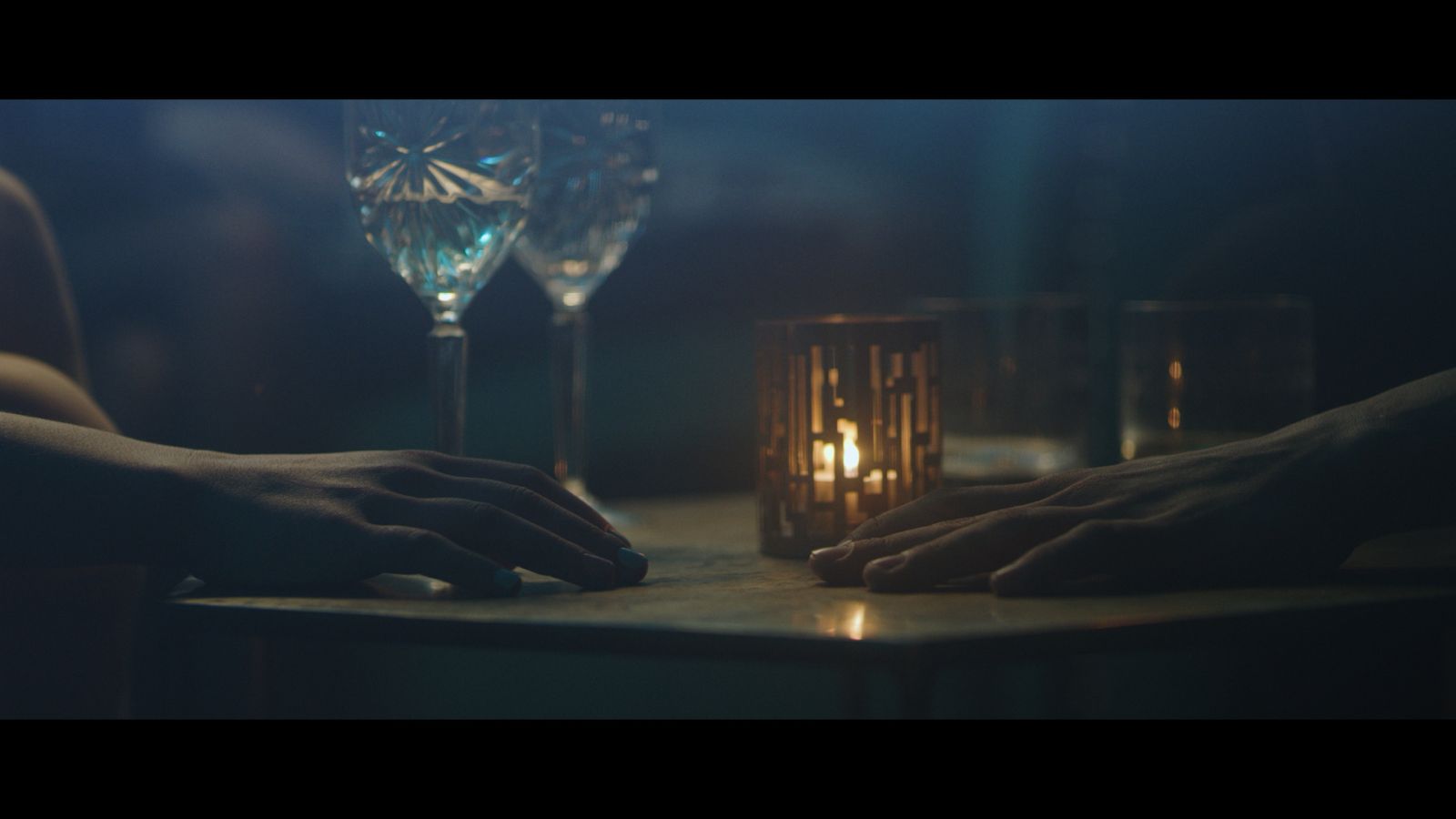 Video: PARA predstavila nový videoklip k piesni Svadobná. Prostredníctvom rúk odhaľujú najkrajší cit.