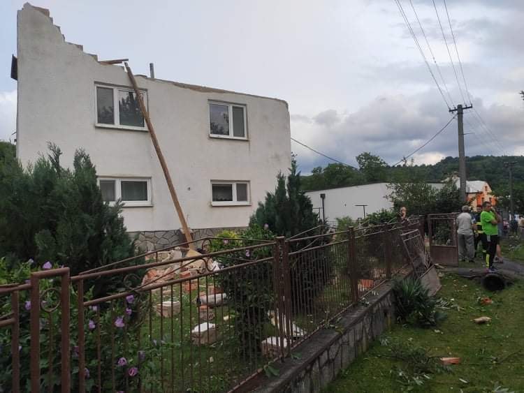 Východné Slovensko tornádo: Obcou Petkovce sa prehnalo tornádo, na mieste zasahujú hasiči (video)