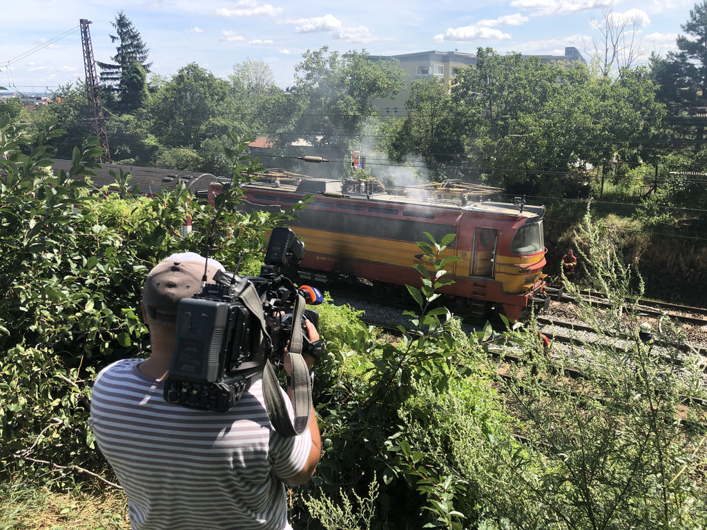 V Bratislave horel vlak. Zastavili aj medzinárodné rýchliky