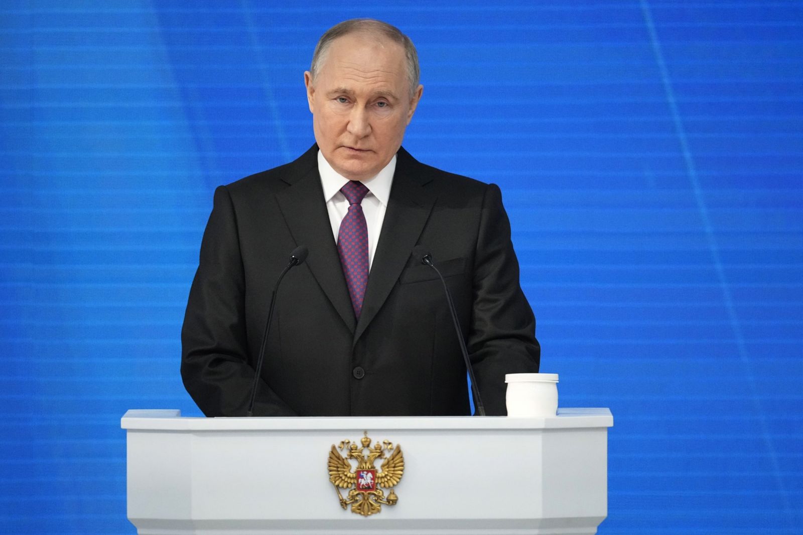 Západ riskuje jadrový konflikt, ak vyšle vojakov na Ukrajinu, povedal Vladimir Putin v prejave o stave národa