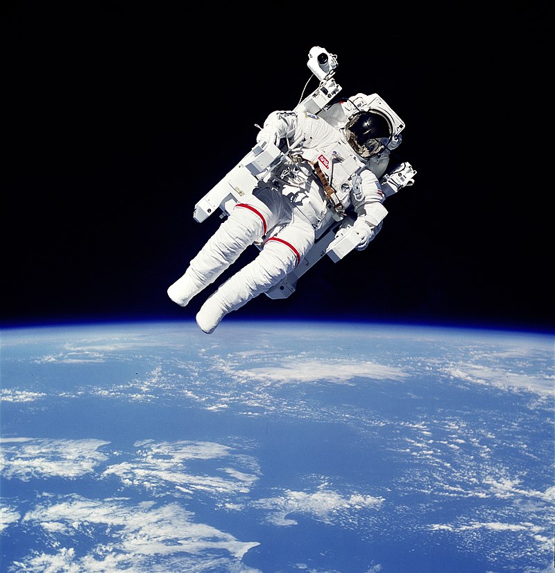 Bruce McCandless vystúpil do vesmíru bez pripútania ku kozmickej lodi